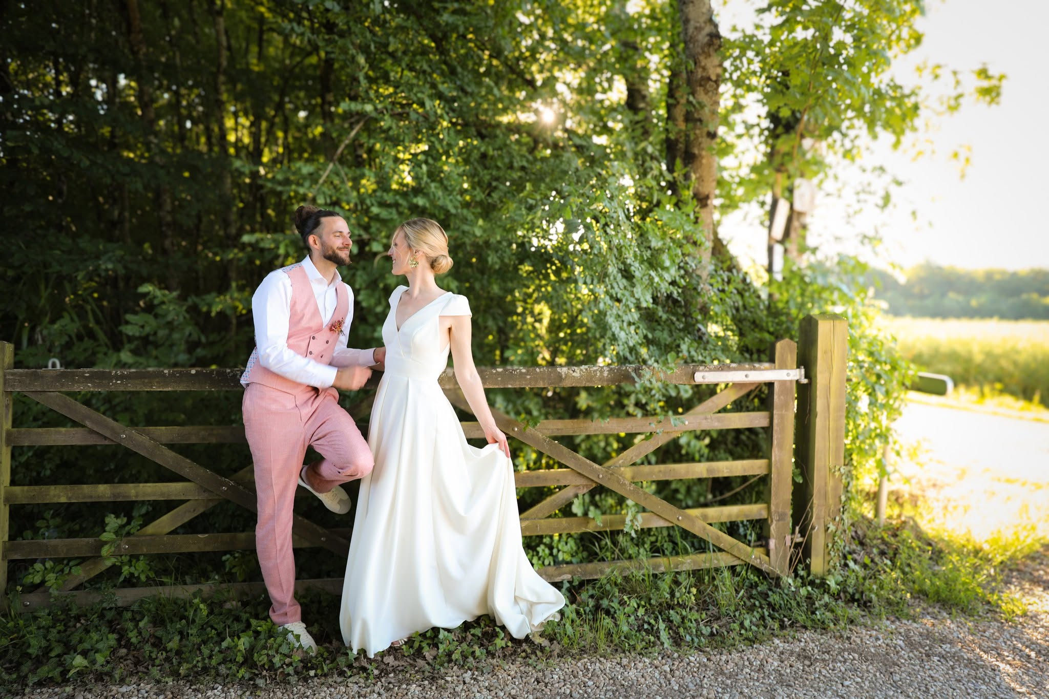 Reportage photo de mariage : les mariés en extérieur