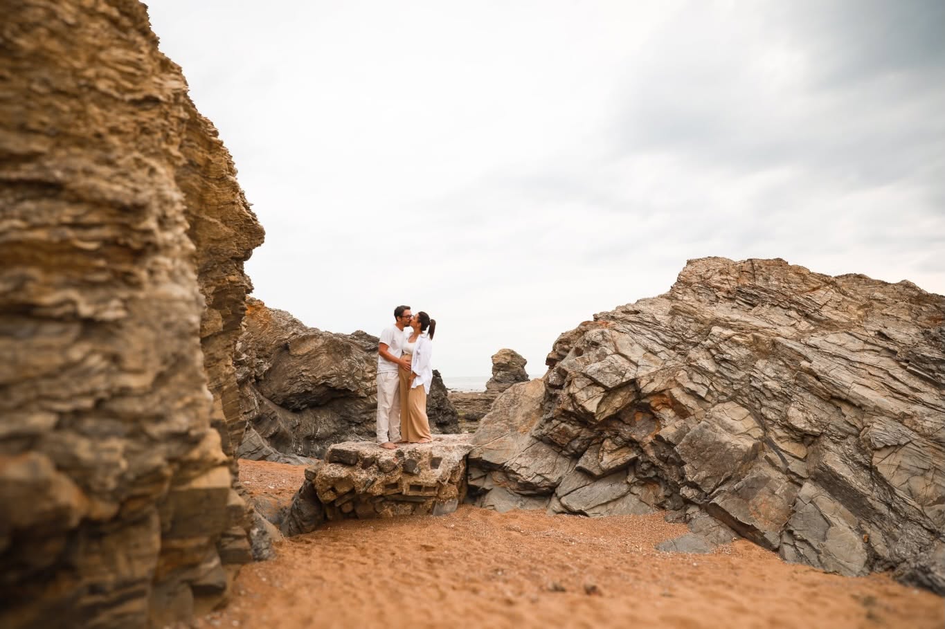 Couple photographié au milieu des rochers