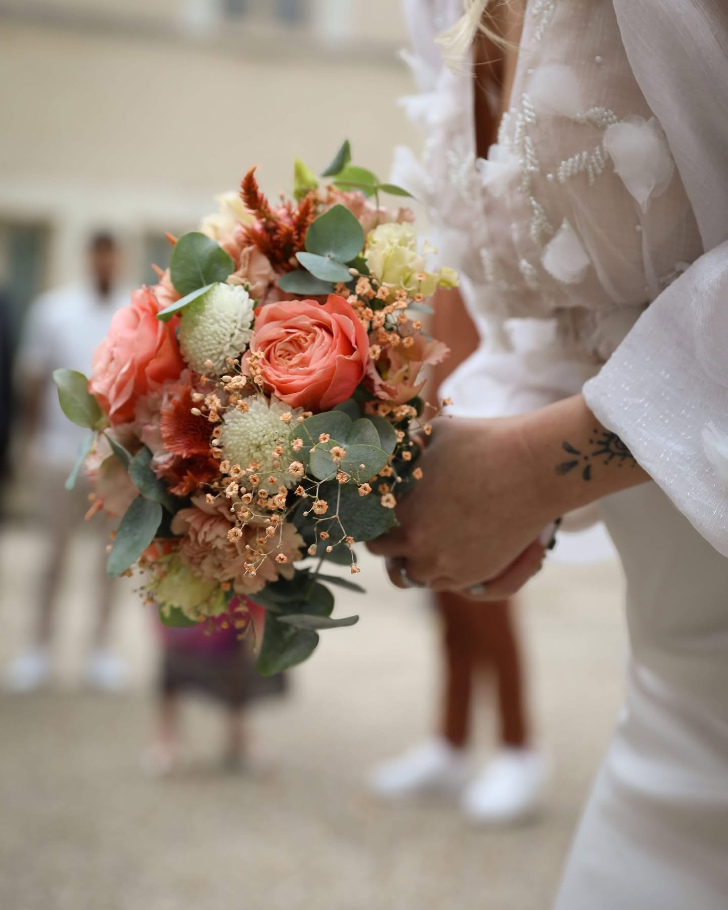 Bouquet de la mariée tenu entre les mains