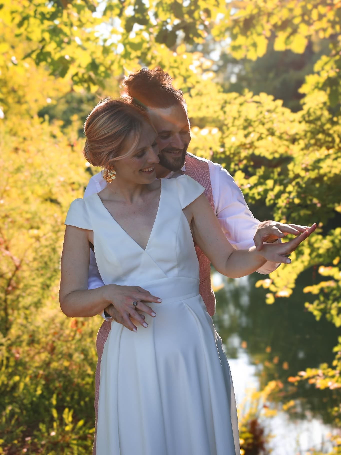 Couple enlacé dans une lumière dorée, photographié par Constance Bouguetof