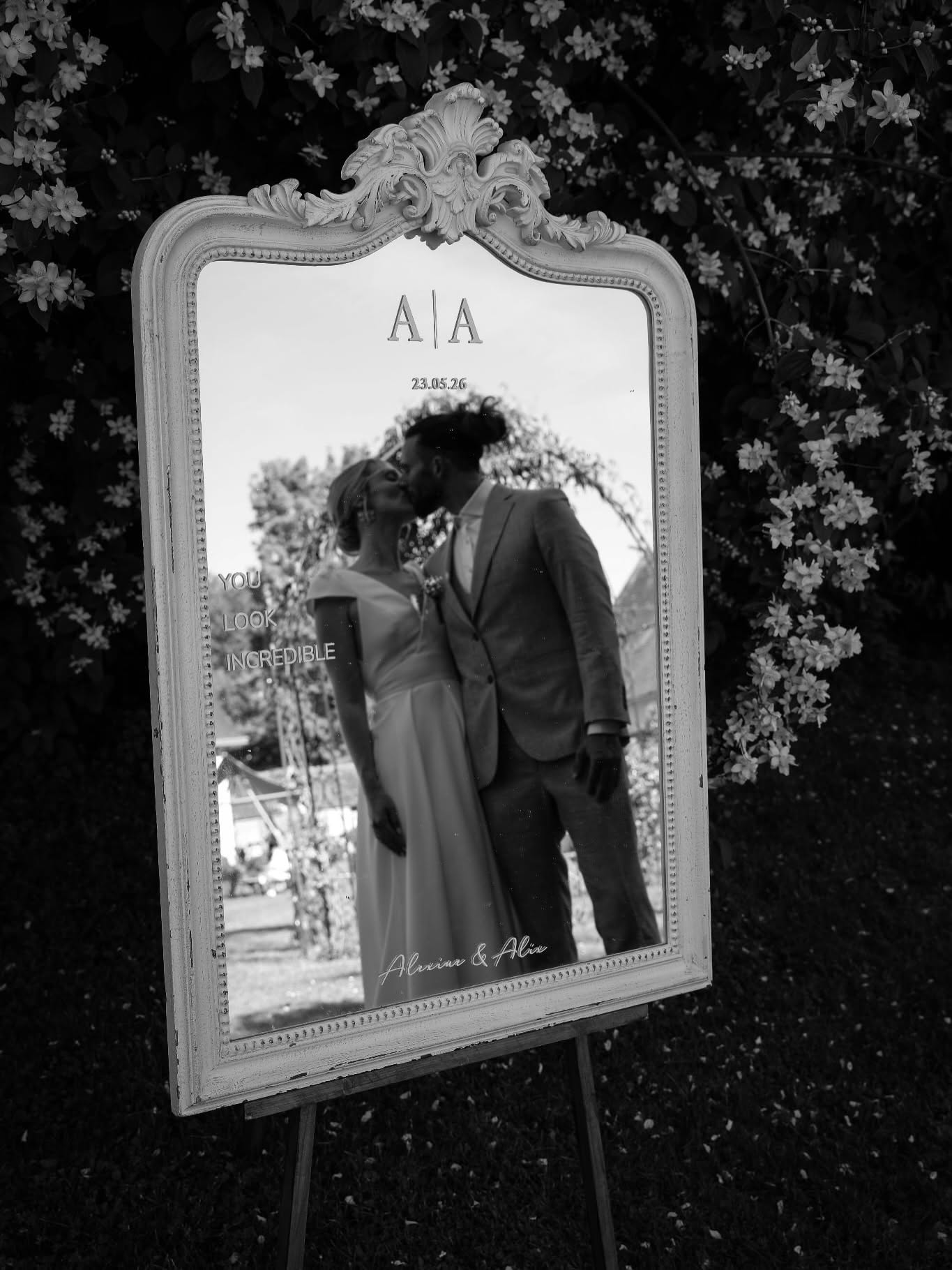 Les mariés qui s'embrassent, reflétés dans un miroir ancien